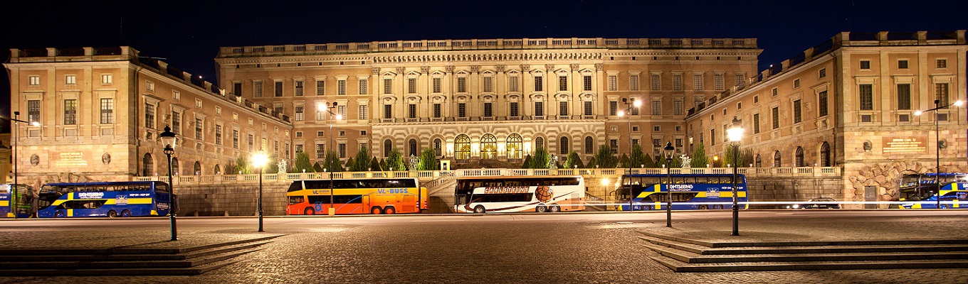 Cung điện Hoàng gia Stockholm, tại đây du khách có thể khám phá các hội trường yến tiệc, tham quan các tác phẩm nghệ thuật của thế kỷ 18 và xem nghi lễ đổi gác tại nơi ở và làm việc của hoàng gia Thụy Điển. 