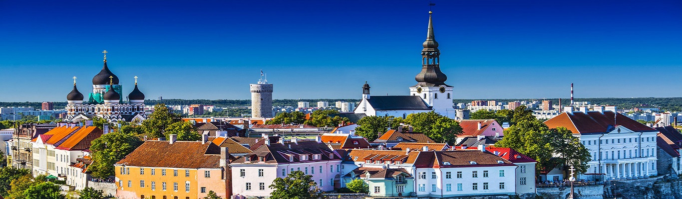 Tallinn, thủ đô của Estonia tọa lạc bên bờ biển Baltic với những điểm đến như Toà Thị chính, Đồi Lâu đài, Nhà thờ Chính tòa, đặc biệt là Thành Lũy Tallinn.