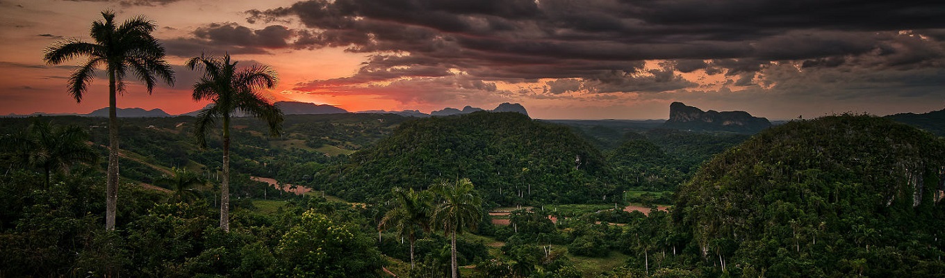 Thung lũng Vinales, môt trải nghiệm tiêu biểu cho vùng nông thôn Cuba. Thung lũng Vinales cổ kính cũng như thành phố xinh đẹp và đầy màu sắc cùng tên là một trong những điểm đến yêu thích tại Cuba sau thủ đô Havana.