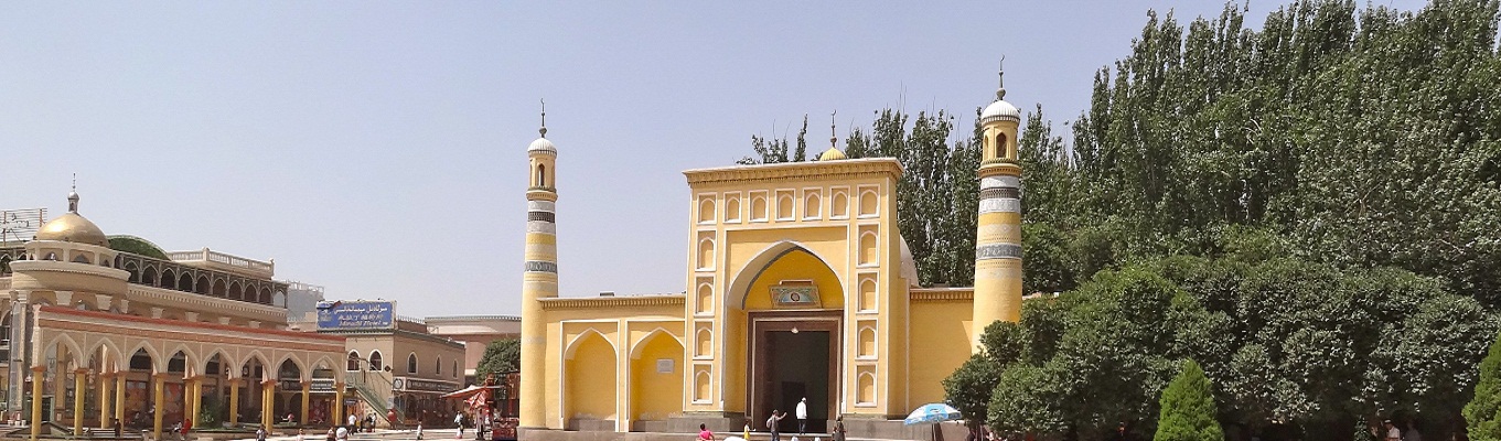 IdKah Mosque, một trong số ít các đền thờ Hồi giáo nổi tiếng và tiêu biểu ở Tân Cương. Đền thờ được xây bằng gạch vàng, toạ lạc phía trước hàng cây bạch dương, có sân lớn bên trong làm nơi tụ tập của hàng vạn người  mỗi khi có lễ hội của người Hồi giáo.