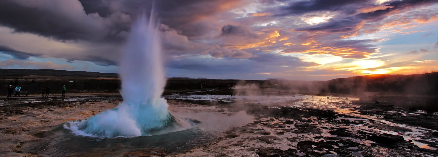 Strokkur là một mạch nước phun trong khu vực địa nhiệt bên cạnh sông Hvítá. Đây là một trong những mạch nước phun nhất của Iceland, phun trào khoảng mỗi 4-8 phút phun cao 15 – 20 m, có khi phun cao lên đến 40 m.