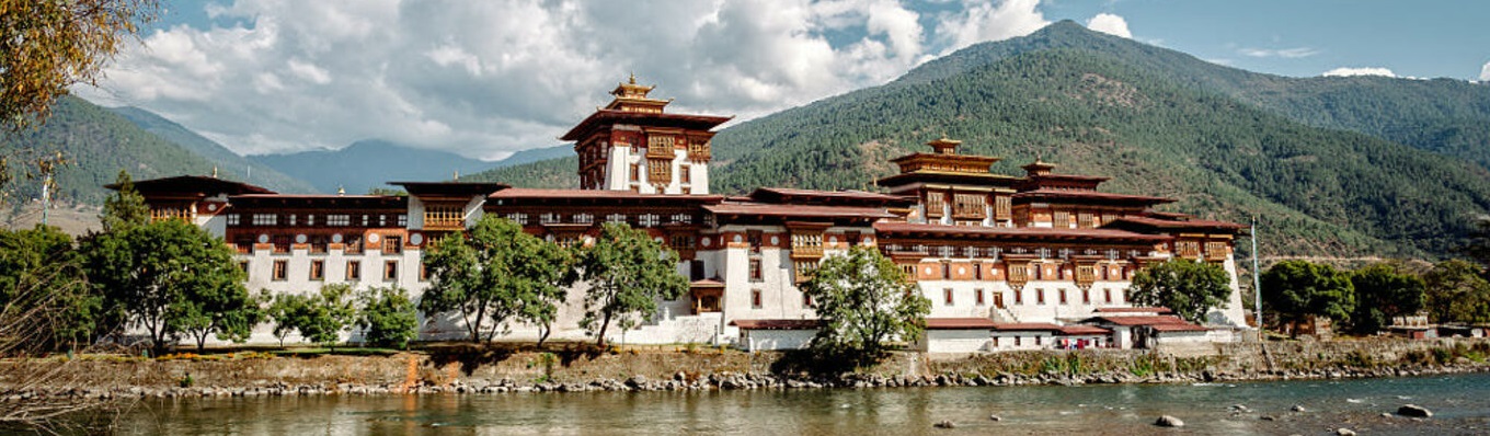 Pháo đài Punakha Dzong nằm ở giữa sông “cha” Pho Chhu và sông “mẹ” Mo Chhu ở thung lũng Punakha - Wangdue. Pháo đài từng là một trung tâm hành chính và cơ quan chính phủ Bhutan đến năm 1955, trước khi thủ đô được dời về Thimphu. Nơi này đang nằm trong danh sách đề cử Di tích Thế giới của UNESCO.