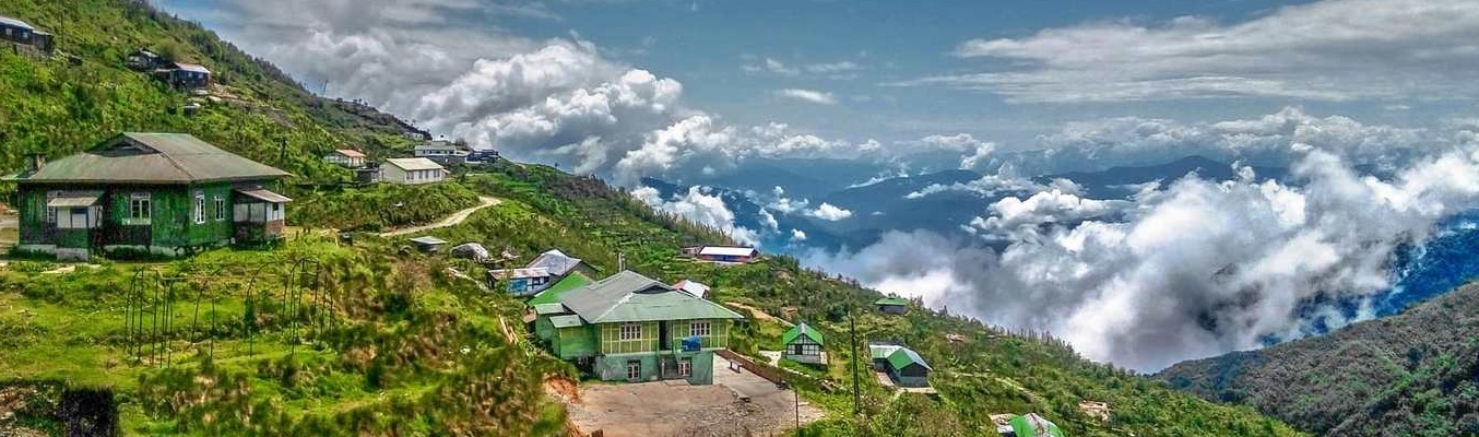 Darjeeling là một thành phố thuộc bang Tây Bengal của Ấn Độ. Nó nằm trên dãy Mahabharata (còn gọi là dãy Tiểu Himalaya) ở độ cao 2.043m. Nó nổi danh nhờ nền công nghiệp trà, góc nhìn lên núi Kangchenjunga (núi cao thứ ba thế giới), và tuyến đường sắt Himalaya Darjeeling, một di sản thế giới UNESCO. 