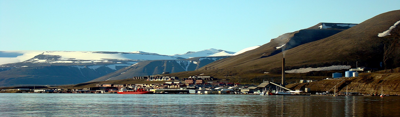Longyearbyen nằm tại thung lũng Longyeardalen và ven bờ Adventfjorden, một vịnh thuộc vịnh hẹp Isfjorden nằm ở bờ biển phía tây của đảo Spitsbergen