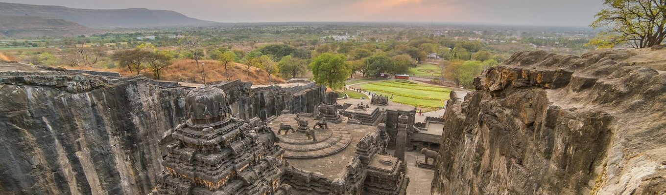 Quần thể gồm 12 hang động Phật giáo, 17 hang động Hindu và 5 hang động Jain. Nhưng có kiến trúc gần gũi với nhau như là minh chứng cho sự hoà hợp tôn giáo trong khoảng thời gian này ở Ấn Độ. 