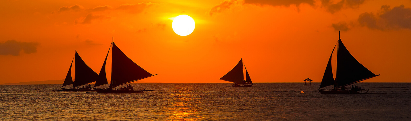 Một trong những hoạt động hấp dẫn nhất tại Boracay chính là ngắm hoàng hôn bằng Paraw Sailing Boat.