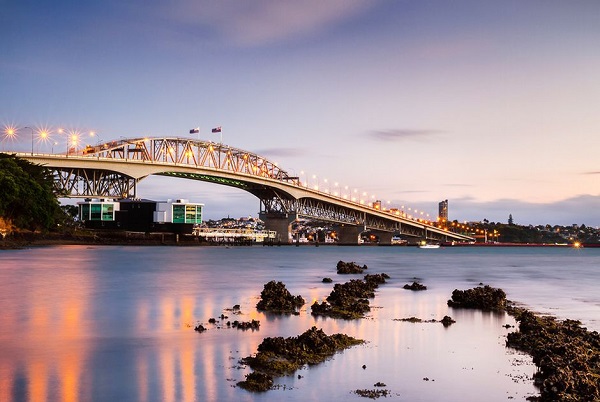Cầu cảng Auckland.