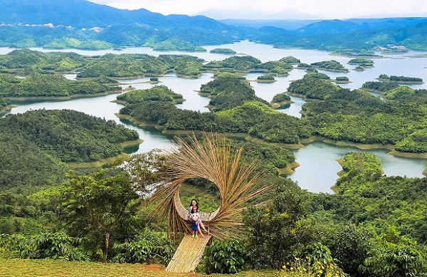 " vịnh Hạ Long" Tây Nguyên.