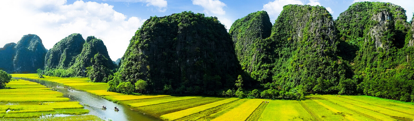 Ninh Bình hiện lên tuyệt đẹp giữa  những dải đá vôi, thung lũng và những sông ngòi đan xen tạo nên một không gian huyền ảo, kỳ bí.