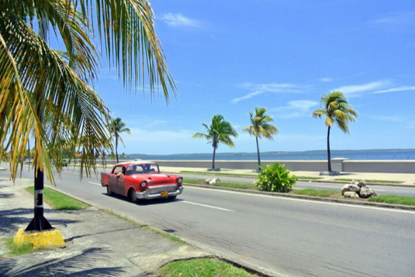 Bờ biển Cienfuegos Malecón khi du lịch Cuba