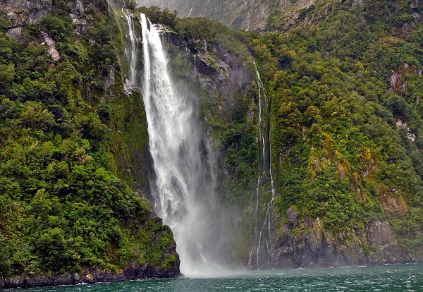 Thác nước cao nhất tại Milford Sound - Bowen Fall.