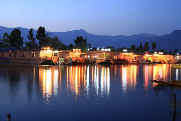 nhà thuyền trên hồ Dal khi du lịch Kashmir