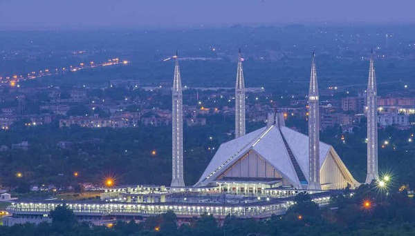 Faisal Mosque như chiếc lều giữa sa mạc.