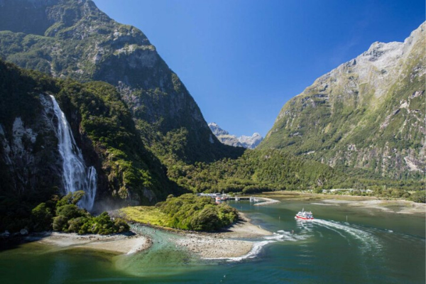 Milford Sound khi du lịch New Zealand