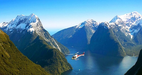 Chiêm ngưỡng vẻ đẹp trên cao cảu Milford Sound. 