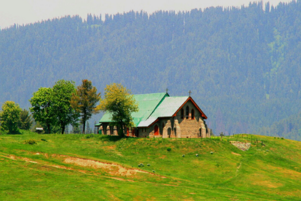 nhà thờ Gulmarg khi du lịch Gulmarg