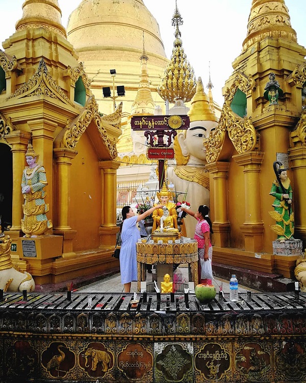 Cảnh cúng dường ở chùa vàng Shwedagon. 