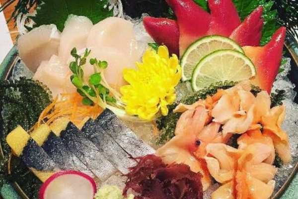 sashimi là những lát hải sản tươi sống như cá, tôm, mực