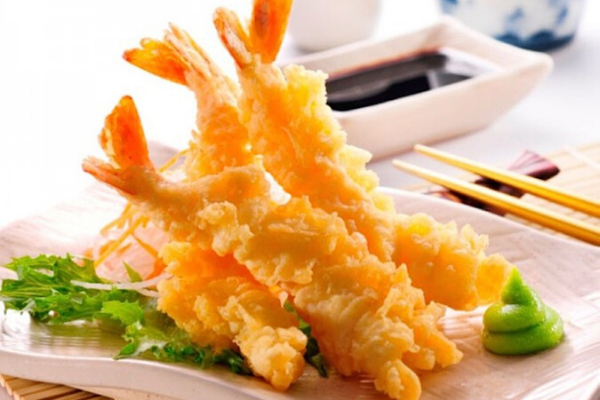 Tempura gồm các loại hải sản, rau củ tẩm bột mì chiên ngập trong dầu