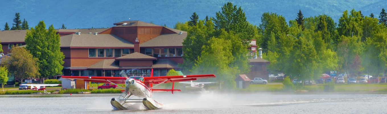 Lake Hood – "cảng thủy phi cơ" đặc biệt của Alaska. Dòng lịch sử đặc biệt của Lake Hood chính là quảng thời gian bán đảo Alaska chưa trở thành tiểu bang của Hoa Kỳ.