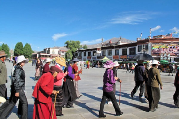 Vòng Kora trước chùa Đại Chiêu