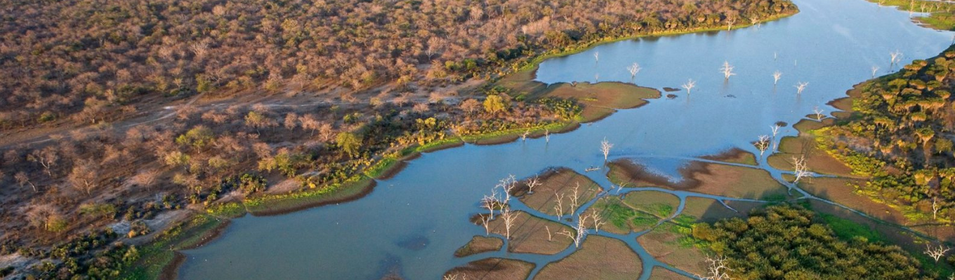Okavango đồng bằng châu thổ đất liền lớn nhất thế giới được kiến tạo từ hệ thống sông Okavango trải rộng hơn 15.000km2. Nước từ sông Okavango chảy vào đồng bằng nhưng không đổ ra bất kì đại dương hay vùng biển nào. 