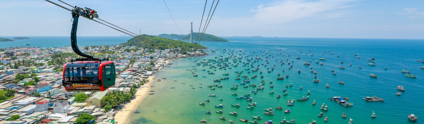Sunworld Hòn Thơm với hệ thống cáp treo dài nhất thế giới 7889,9m. Từ cáp treo, du khách có thể thu vào tầm mắt 360 độ vẻ đẹp tựa thiên đường của biển, đảo, rừng xanh và những bãi tắm trong cụm đảo An Thới, Nam Phú Quốc