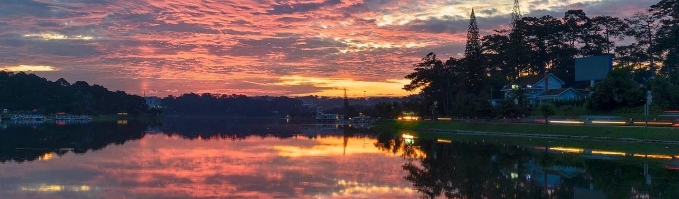 Hồ Xuân Hương là một hồ nước đẹp nằm giữa trung tâm thành phố Đà Lạt. Hồ mang tên Xuân Hương với nghĩa là hương của mùa Xuân.