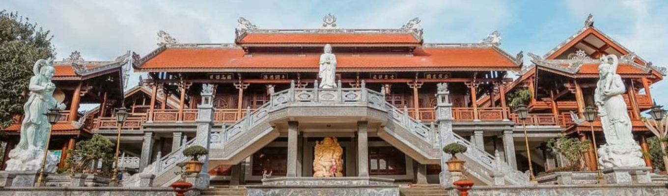 Chùa Sắc tứ Khải Đoan – chùa bắt đầu được xây dựng vào năm 1951 do Hoàng thái hậu Đoan Huy ra lệnh cho xây dựng. Là ngôi chùa cuối cùng tại Việt Nam được phong sắc tứ của chế độ phong kiến.