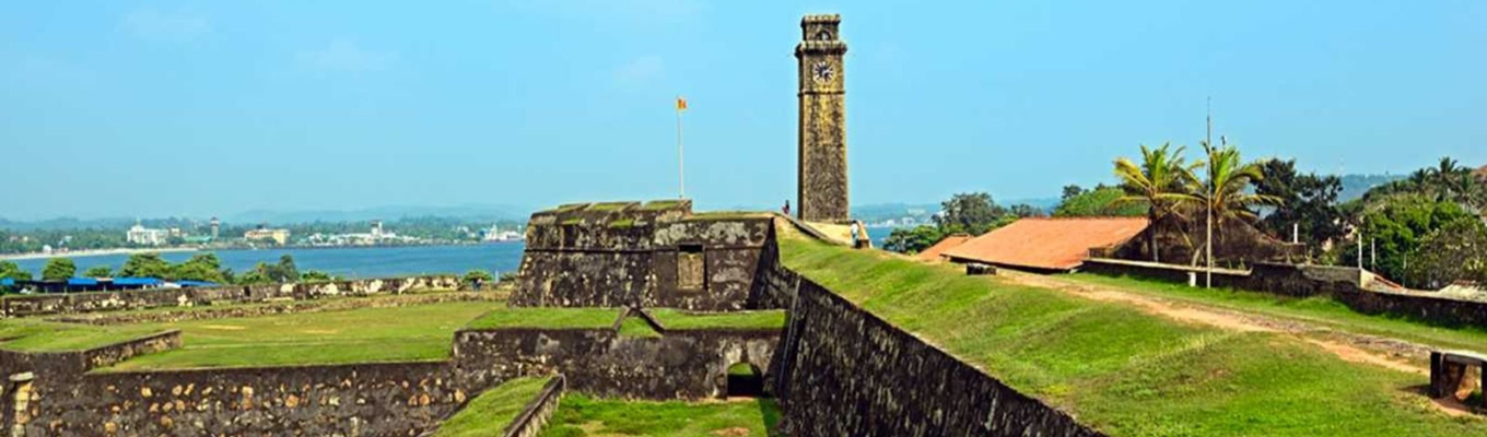 Galle Fort ở vịnh Galle trên bờ biển phía tây nam của Sri Lanka, được xây dựng đầu tiên năm 1588 của Bồ Đào Nha, sau đó được mở rộng bởi người Hà Lan trong thế kỷ 17 từ năm 1649 trở đi.