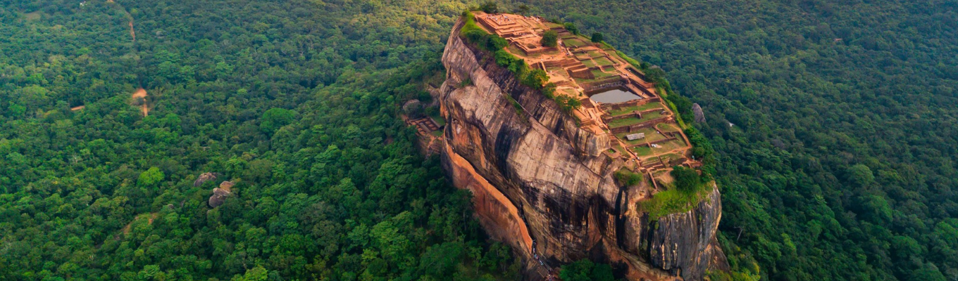 Pháo đài đá Sigiriya, còn được gọi là Lion Rock hay Pháo Đài Trên Không (Fortress in the sky), được xây dựng trên một tảng đá rất lớn trong thế kỷ thứ 5 bởi vua Kashyapa.