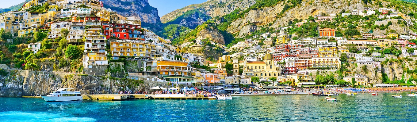 Thị trấn Positano bên bờ biển Amalfi - Địa Trung Hải vùng Campania xinh đẹp của Italia.