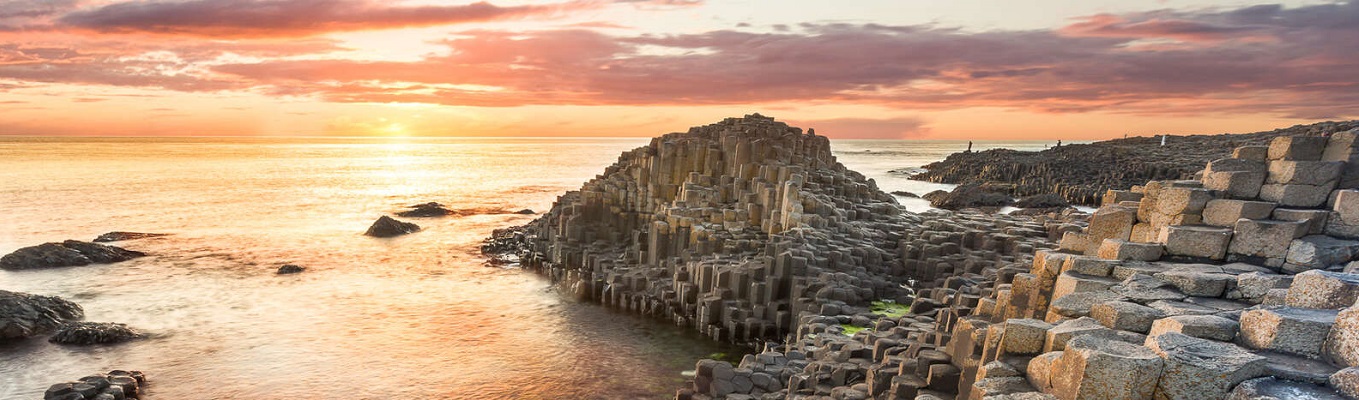 Giant's Causeway đánh giá là kì quan thiên nhiên đứng thứ 4 về vẻ đẹp tại Liên Hiệp Anh và Bắc Ireland, cũng như là Di sản thiên nhiên của UNESCO duy nhất trên đảo Ireland, Giant's Cause Way được bàn tay thiên nhiên gọt dũa với vẻ đẹp mang chút màu sắc kì bí của những câu chuyện thần thoại xứ Ireland.