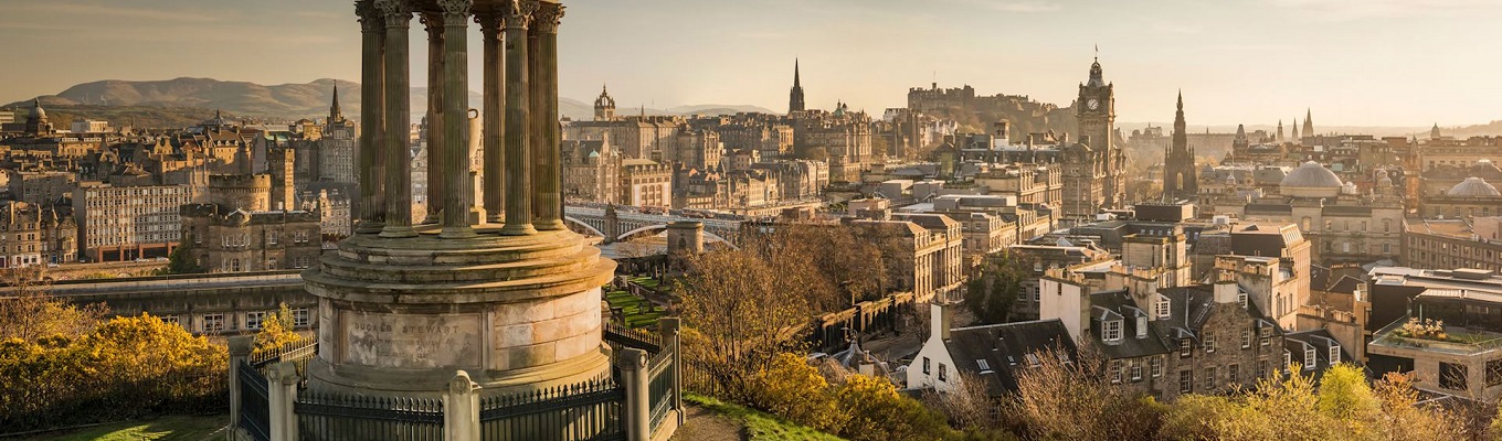 Edinburgh được đánh giá là một trong số ít những thành phố có sự kết hợp hài hòa giữa kinh tế và văn hóa nghệ thuật với những khu phố cổ kính, trầm lắng xen lẫn bên cạnh những kiến trúc hiện đại làm nên nét hấp dẫn riêng biệt. Từ những con phố nhỏ bình yên cho đến những trục phố chính sôi động đầy sức sống, đi bộ dọc những con phố này mỉm cười với những người dân thân thiện, bạn sẽ quên đi hết mọi mệt mỏi, những vướng bận của cuộc sống thường ngày.