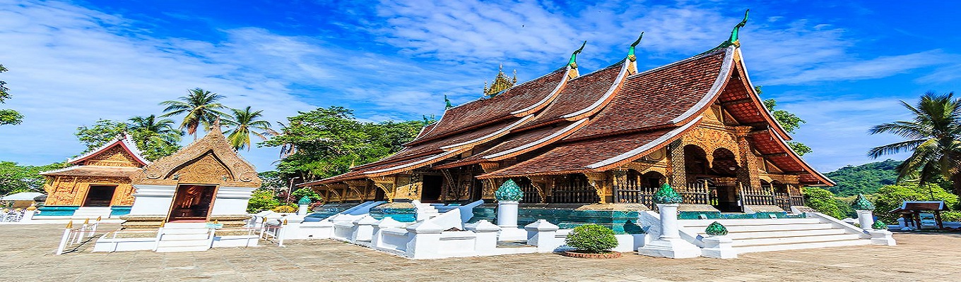 Ngôi chùa được xây dựng dưới triều vua Setthathirath trong những năm 1559 - 1560. Tên gọi Wat Xieng Thong có nghĩa là chùa của thành phố vàng. Đây là một trong số ít những ngôi đền không bị phá hủy bởi các cuộc xâm lược trong quá khứ. Trong những năm 1975, Wat Xieng Thong từng giám sát lễ đăng quang của các vị vua Lào. Ngày nay, đây là nơi tập trung quan trọng cho các lễ hội quan trọng hàng năm ở Luông Pha Băng.