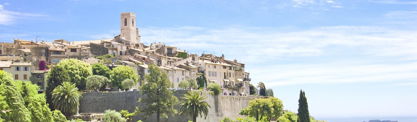 Làng cổ Saint Paul de Vence, một ngôi làng nhỏ nhắn với những con đường rải sỏi, những tòa nhà điểm trang bằng hoa lá vùng ôn đới làm cảnh quang thêm tuyệt đẹp.