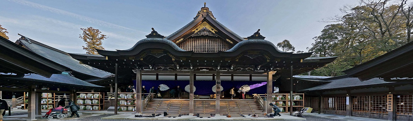 Ise Jingu - hay còn gọi là Thần cung Ise. Đặc biệt nhất tại Thần Cung Ise chính là ngôi Nội Cung và Ngoại Cung. Thần Mặt Trời được thờ trong Nội Cung và cũng là nơi cất giữ báu vật linh thiêng của Hoàng Gia Nhật Bản – là một chiếc Gương Thần được chính Nữ Thần Mặt Trời trao cho vị Thiên Hoàng đầu tiên.