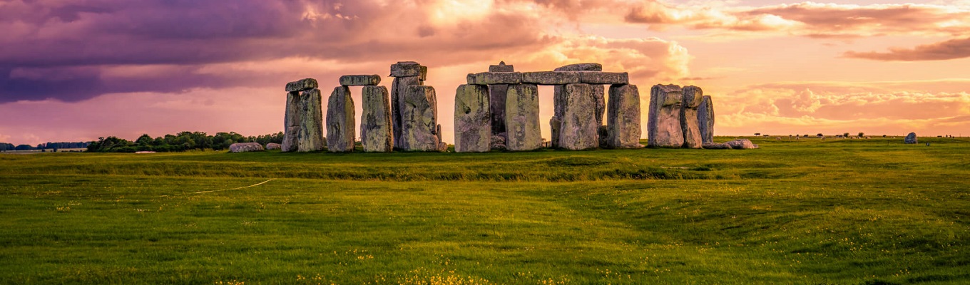 Stonehenge - di tích ẩn chưa nhiều bí ẩn chưa có lời giải cho đến tận ngày nay. Theo các nghiên cứu, bãi đá Stonehenge có niên đại cách đây 4.000 – 5.000 năm vào cùng thời điểm với các kim tự tháp tại Ai Cập. Các khối đá tạo thành hình vòng tròn, có cả những tảng đá đặt trên cao tựa như một cột xà, theo suy đoán của giới nghiên cứu, công trình có thể được xây dựng vào mục đích thiên văn. 