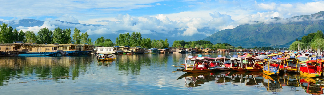 Hồ Dal được xem là viên ngọc quý của Srinagar và là tuyệt phẩm thiên nhiên của Ấn Độ. Mặt hồ lóng lánh phản chiếu những ban công bằng gỗ được chạm khắc tinh xảo của những mái nhà thuyền và những đỉnh núi mù sương của dãy Pir Panjal.