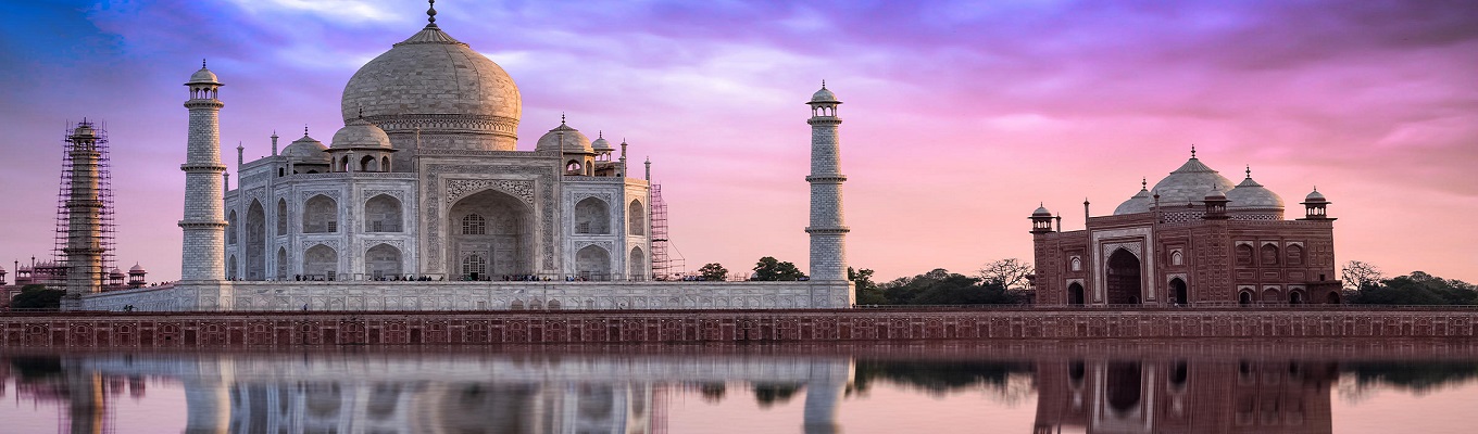 Taj Mahal - một trong những kỳ quan của thế giới, nổi tiếng bởi sự tráng lệ và sang trọng. Taj Mahal do vua Shah Jahan xây dựng vào thế kỷ thứ 17 để tưởng nhớ hoàng hậu của ông, bà Mumtaz Mahal. Ngôi đền được xem là biểu tượng của tình yêu vĩnh cửu và thơ mộng. 