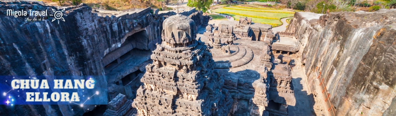Nằm trên ngọn đồi 
Charanandri, Ellora nổi tiếng với quần thể hang động hoành tráng mang kiến trúc đá cắt Ấn Độ. Tại đây có 34 hang động 
tôn giáo được xây dựng và chạm khắc từ đá nguyên khối vào sâu trong núi. Hang động là minh chứng cho thời kì hưng thịnh của các tôn giáo trong lịch sử Ấn Độ vào thể kỉ thứ V. 