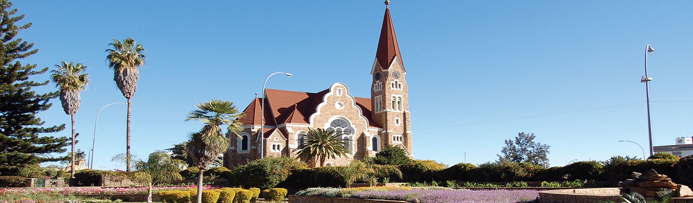 Nhà thờ Thành đường Christuskirche - nằm tại trung tâm thủ đô Windhoek được xây dựng từ đá sa thạch và thạch anh khai thác từ vùng đập Avis.