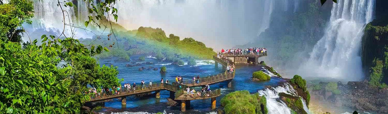 Thác Iguazu - “Vùng đất của những thác nước”, Iguazu là một trong 7 kỳ quan thiên nhiên thế giới. Thác hùng vĩ không chỉ với một mà là một chuỗi từ 175 đến 300 ngọn thác liền kề nhau, số lượng thác nước thay đổi tùy vào lượng nước sông vào các mùa trong năm.