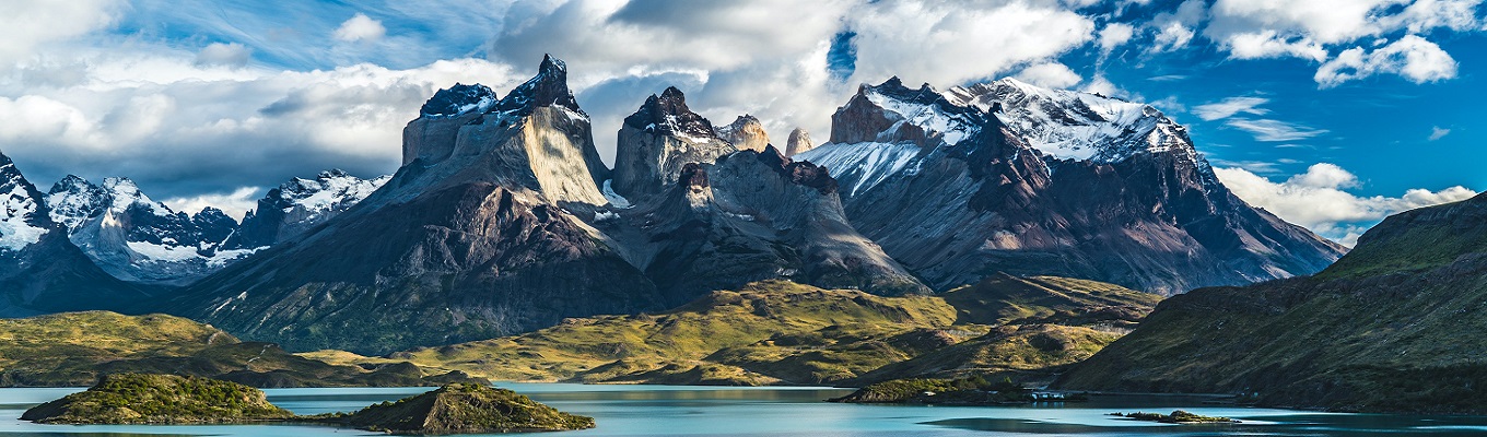 Torres del Paine nằm trong một khu vực chuyển tiếp giữa hai vùng sinh thái: 'Rừng cận cực Magellan' và 'thảo nguyên Patagonia' khiến hệ sinh thái ở Torres del Paine càng phong phú.