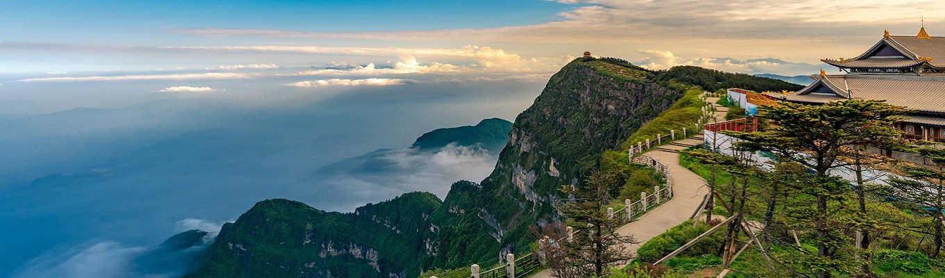 Một góc khung cảnh từ trên cao nhìn xuống thung lung phía dưới núi Nga Mi. Buổi sáng, trên đỉnh núi Nga Mi thường xuất hiện các làn mây mờ len qua những mái nhà của tự viên trông từ xa như những ánh hào quang của mười phương chư Phật chiếu rọi.