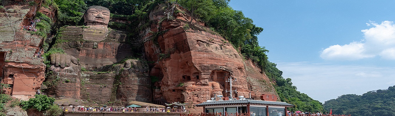 Lạc Sơn Đại Phật là tượng Phật bằng đá cao nhất thế giới, được ví “núi là một pho tượng, Phật là một ngọn núi”. Bức tượng Phật Di Lặc này được tạc vào vách đá Thê Loan của núi Lăng Vân, nằm ở chỗ hợp lưu của ba con sông là Mân Giang, Đại Độ và Thanh Y ở miền nam tỉnh Tứ Xuyên của Trung Quốc. 