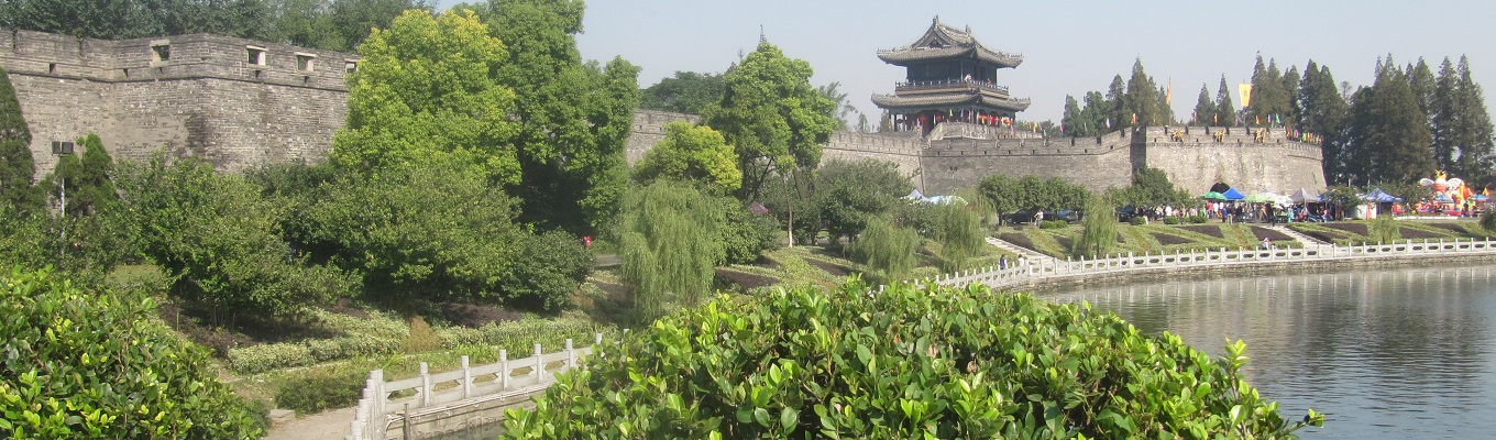 Kinh Châu cổ trấn được xây dựng trong thời Xuân Thu Chiến Quốc và là nơi diễn ra nhiều cuộc giao tranh  giữa ba nước Ngụy – Thục – Ngô. Huyền sử của Kinh Châu còn cho rằng, con người đã sinh sống tại nơi đây từ khoảng 6000 năm trước Công Nguyên.
