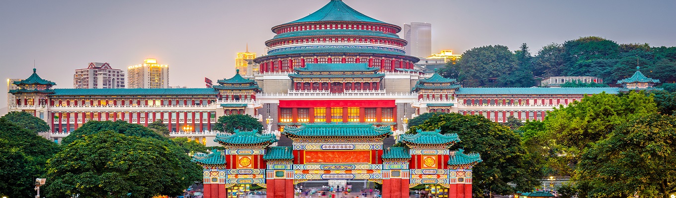 Đại lễ đường nhân dân - công trình kiến trúc này là bản sao mô phỏng theo cấu trúc Thiên Đàn của Bắc Kinh, được coi là biểu tượng của Trùng Khánh, toàn thể kiến trúc được thiết kế theo lối thời nhà Minh, nhà Thanh.
