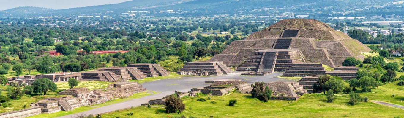 Tại Teotihuacan hiện diện 3 kim tự tháp vĩ đại: Đền Mặt Trời, Đền Mặt Trăng và Đền Rắn. Đền Mặt Trăng được xây dựng phía cuối Đại lộ Tử thần, Đền Mặt Trời được xây sau khi Đền Mặt Trang hoàn thành và cuối cùng là Đền Rắn.