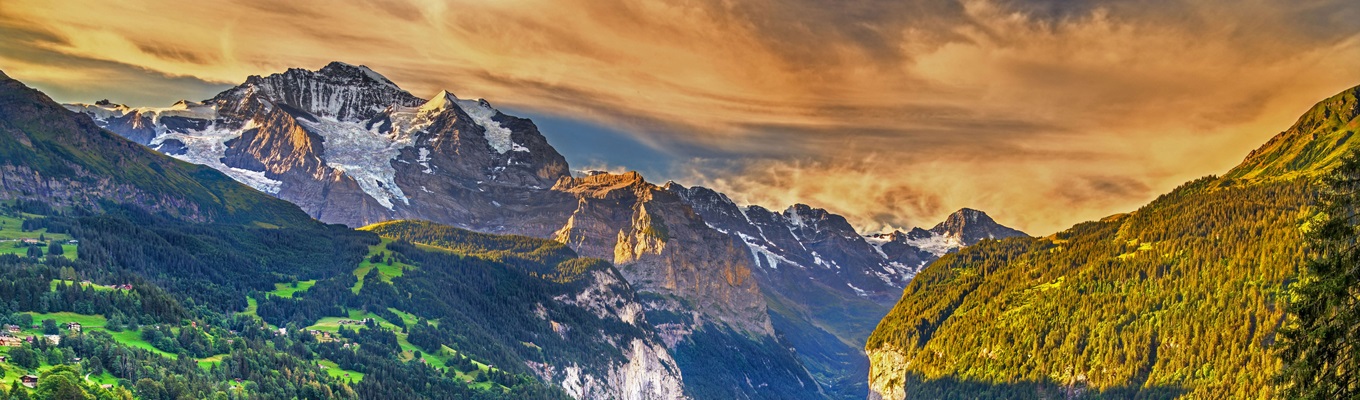 Dãy nũi Alps là dãy núi cao nhất tại châu Âu, phía Tây Alps bắt đầu từ TP Nice đi qua biển Bắc Italy, chạy qua miền Nam của Thụy Sĩ, Liechtenstein, miền Nam của nước Đức và dừng lại ở thung lũng Wien của nước Áo, là một thế giới kỳ diệu đầy vẻ đẹp hùng vĩ và cung cấp những trải nghiệm phiêu lưu khó thể nào quên.